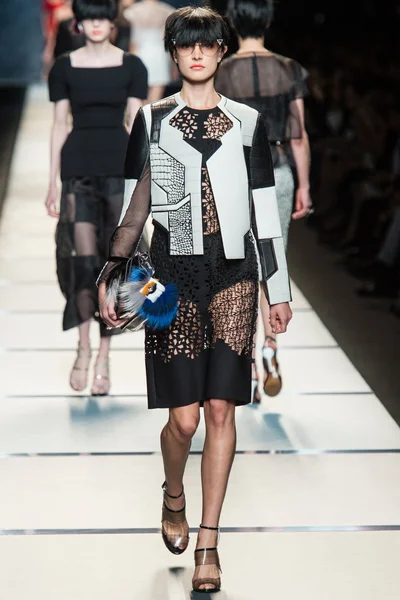 Look 28